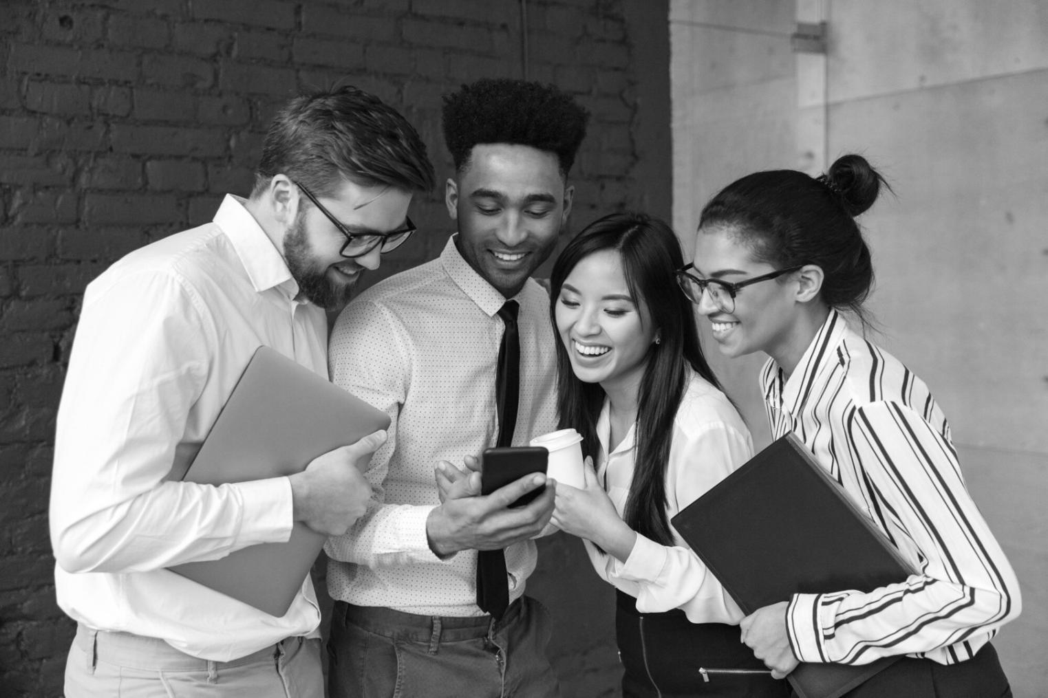 Professionelle Finanzanalyse und Teamkommunikation im modernen Arbeitsumfeld